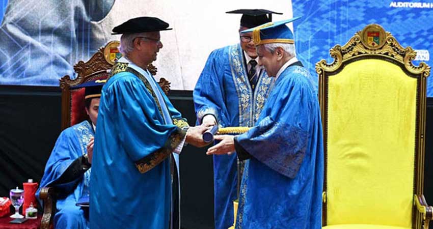 অধ্যাপক মুহাম্মদ ইউনূসকে মালয়েশিয়ার ইউকেএম-এর সম্মানসূচক ডক্টরেট ডিগ্রি প্রদান অধ্যাপক মুহাম্মদ ইউনূসকে মালয়েশিয়ার ইউকেএম-এর সম্মানসূচক ডক্টরেট ডিগ্রি প্রদান